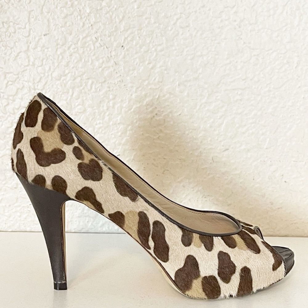 Vintage Barneys New York heels textured leopard print pee toe pumps. 38